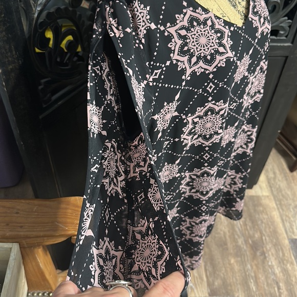 CHARLOTTE RUSSE Boho Long Slit Sleeves V-Neck Pink & Black Chiffon Flowy Dress. - Picture 6 of 11